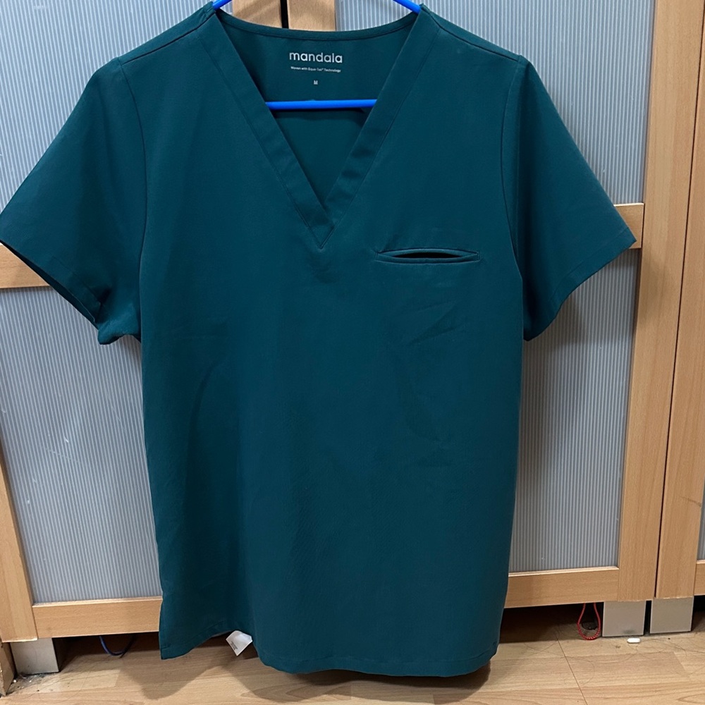 Mandala Caribbean Blue Medium One Pocket Scrub Top EUC
